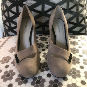 EUC Via Spiga Taupe & Black Suede Heels